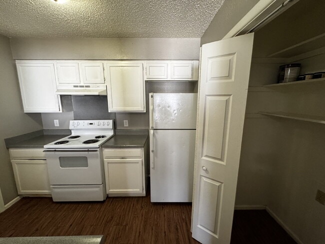 Building Photo - Duplex Located West Of University Near Par...