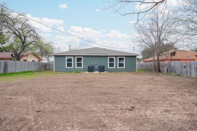 Building Photo - 1143 Magnolia St