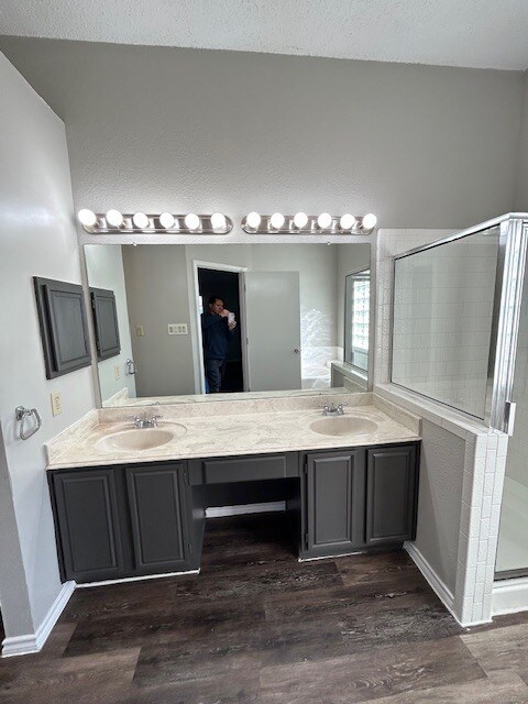 Master bathroom - 4729 Waterway Dr N