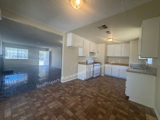 Building Photo - Large Lot 4 + 2 in Lake Los Angeles