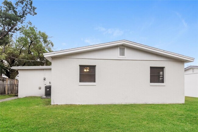 Building Photo - 6808 Ravenna Ave
