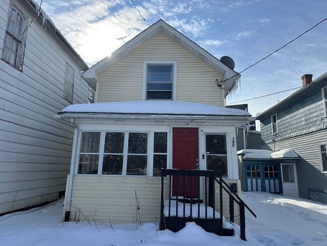 Building Photo - 190 Young St