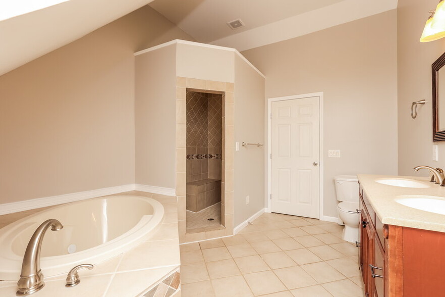 Building Photo - 222 Hermitage Dr