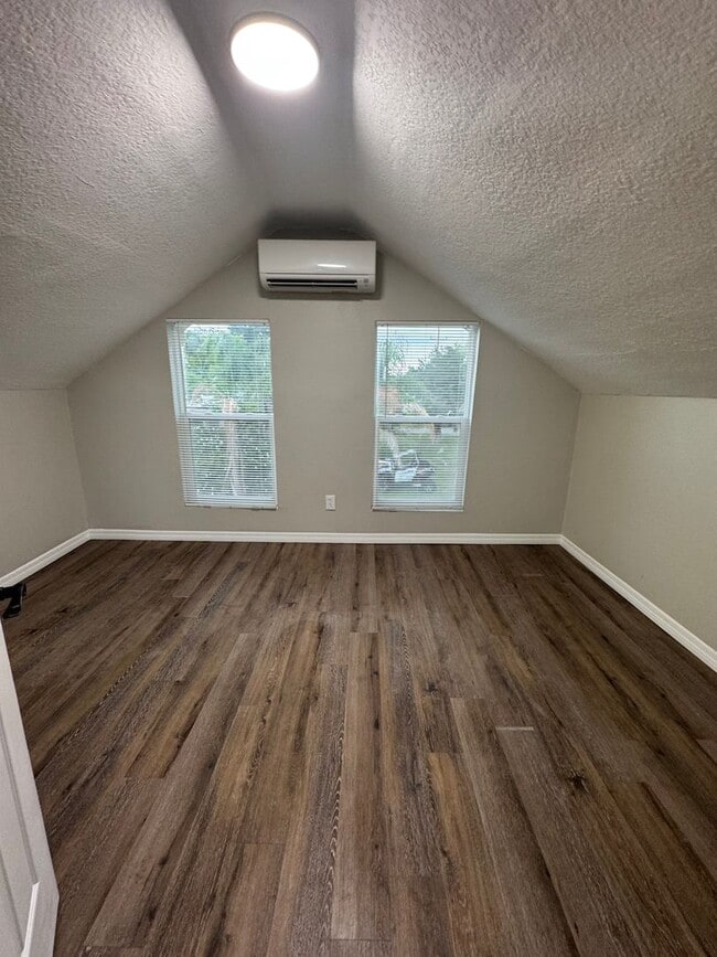 Building Photo - Renovated 2 bedroom, 2 bathroom duplex in ...