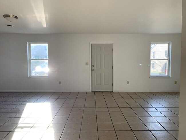 Building Photo - PERFECT COLLEGE RENTAL ONLY A HALF MILE FR...