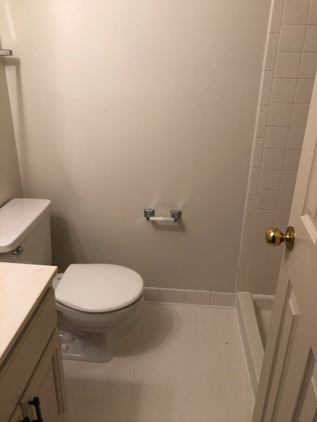 Building Photo - Spacious Townhome, Great Location!