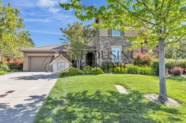 Building Photo - Beautiful Executive Home w/ Pool on 1/2 Ac...