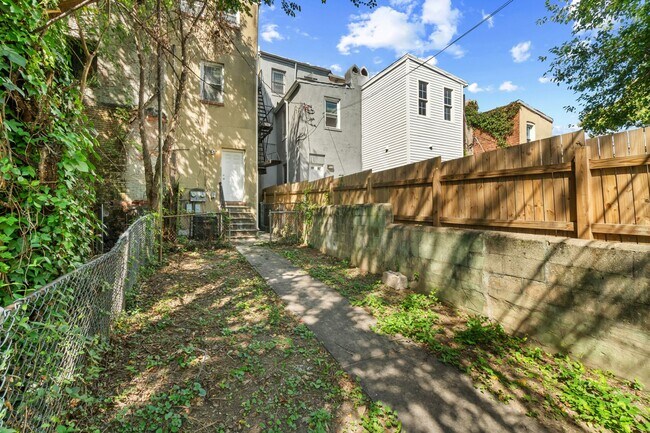 Building Photo - 1027 Bennett Pl