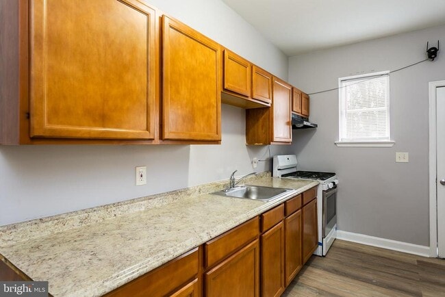 Building Photo - 3021 Wolcott Ave