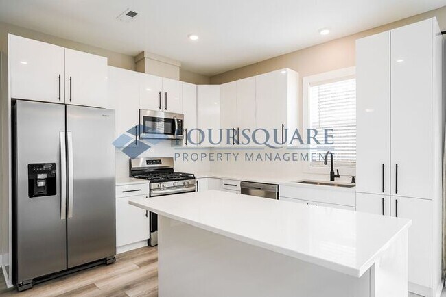 Building Photo - Townhome | Washer/Dryer Included | Back Pa...