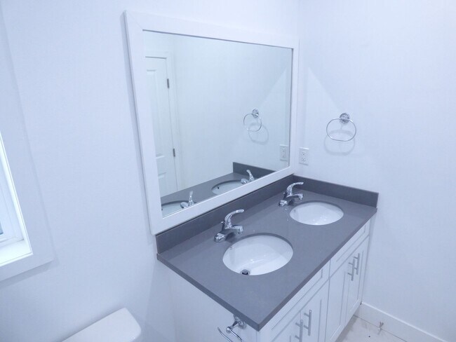 Building Photo - 4 Bedroom Unit with 2 Car Parking!