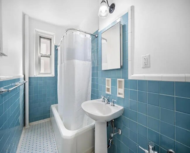 Building Photo - 601 E 19th St