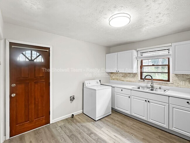 Building Photo - 1704 Lenland Ave