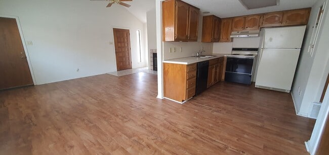 Building Photo - Spacious 2 bedroom 2 bath townhome COMING ...