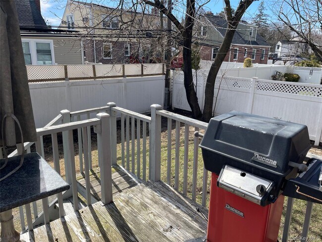 Building Photo - 8 Cameron Ln