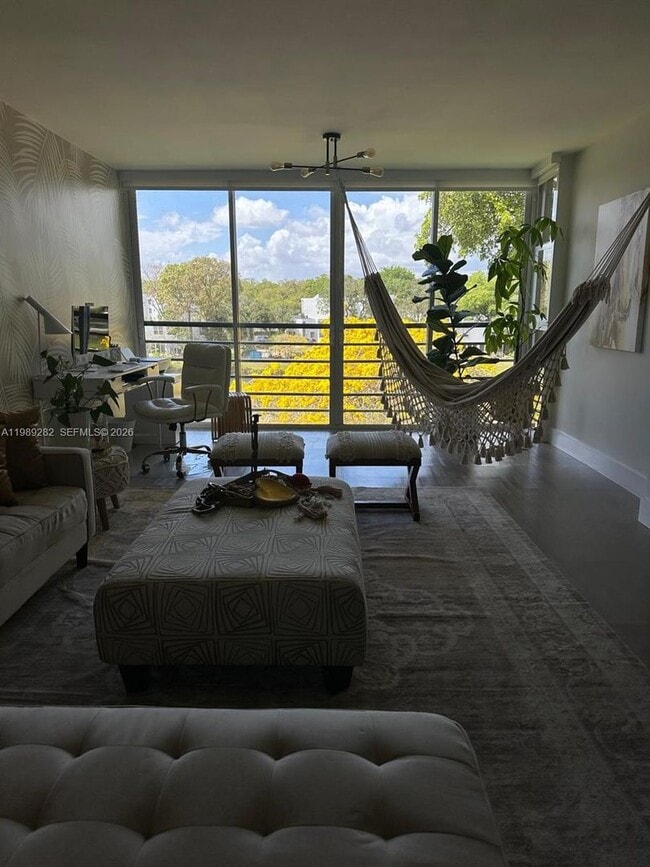 Building Photo - 1811 Sabal Palm Dr