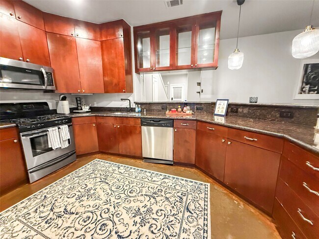 Building Photo - 2216 Chenevert St