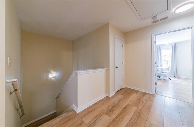 Building Photo - 2860 Mayfair Dr