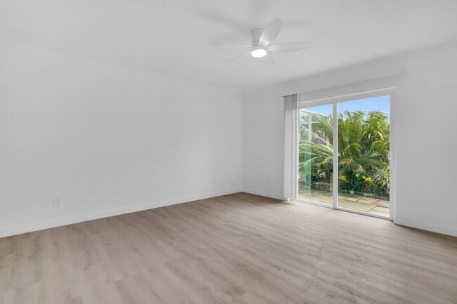 Building Photo - 865 SE Tierra Ct