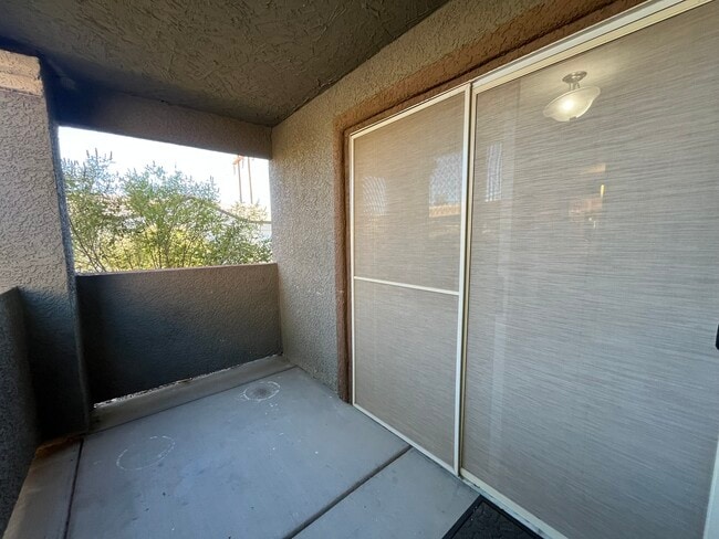 Building Photo - 555 E Silverado Ranch Blvd