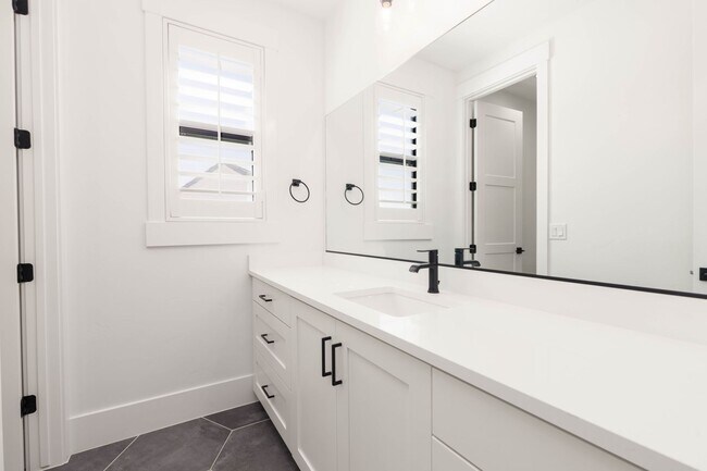 Building Photo - Beautiful 5 Bed 3.5 bath near Sunrise Valley Park In Washington.
