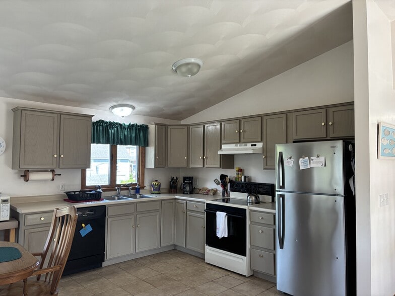 Fully outfitted kitchen open to family room - 15 Cross St