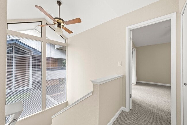 Building Photo - Beautiful 3-bedroom, 3-bathroom townhome  ...