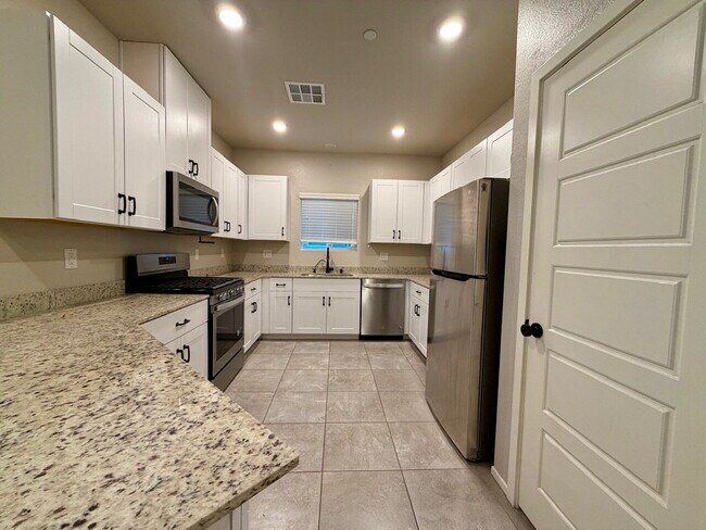 Building Photo - GATED 4 BED 2.5 BATH 2 CAR GARAGE SINGLE FAMILY HOME w/ LOFT, BEDROOM DOWNSTAIRS, NEXT TO COMMUNI...