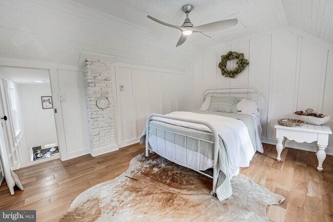 Building Photo - 102 N Rogers St