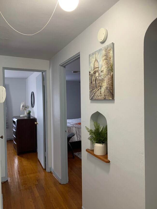 Building Photo - 2014 Davis Ave