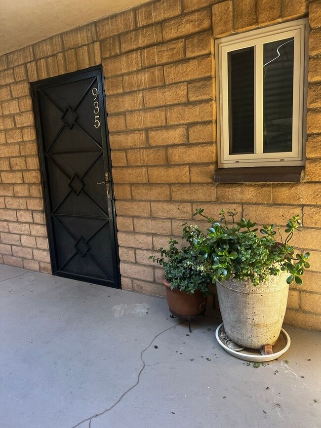 Building Photo - Great Location | Fully Furnished | Pool