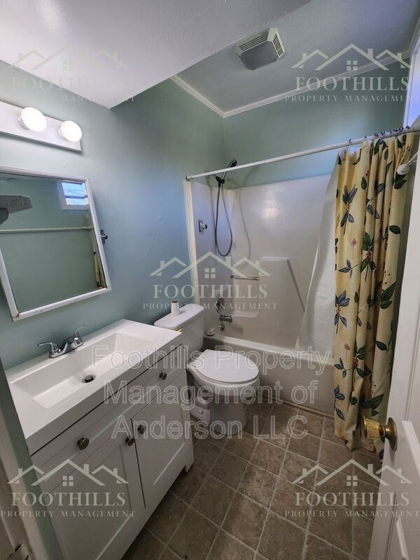 Building Photo - 37 Sirrine St