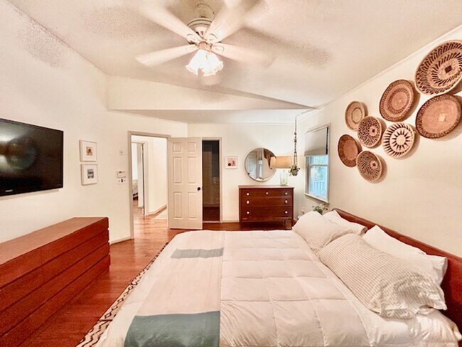 Building Photo - Beautifully renovated 4BR/3BA rambler with wraparound porch and garage