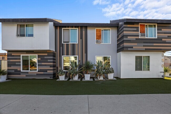 Building Photo - 850 N Van Ness Ave