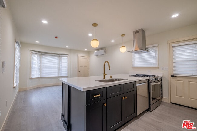 Building Photo - 216 N Catalina Ave