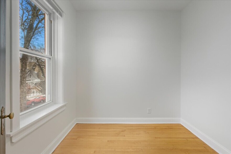 Building Photo - 2441 N Avers Ave