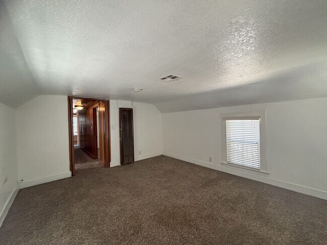 Building Photo - Charming 2 Bedroom 1 Bath Close to Downtown
