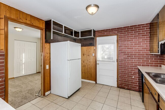Building Photo - 4644 S Oak Ave