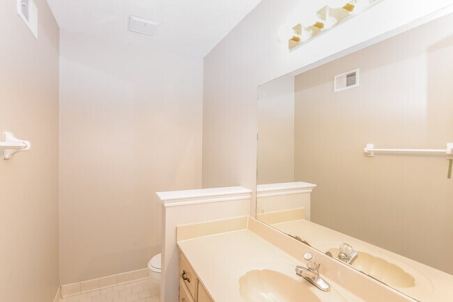 Building Photo - 429 Spruce Glen Dr