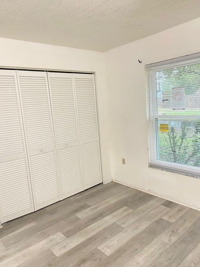 Building Photo - Spacious 3BR with bonus office space