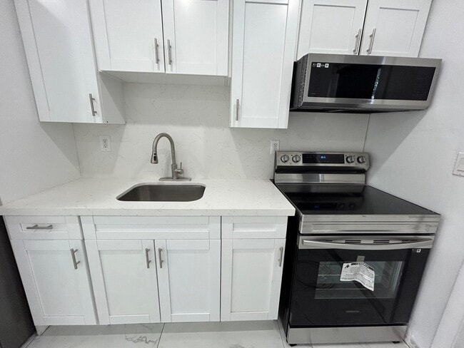 Building Photo - 4350 SW 62nd Ave