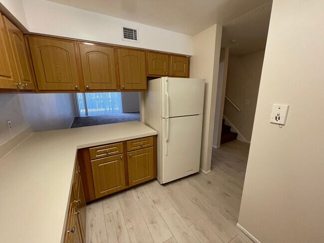 Building Photo - Large 2 Bedroom, 1 1/2 Bathroom Condo Available Immediately!