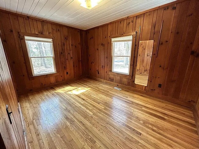 Building Photo - 4 Bedroom 2 Bathroom