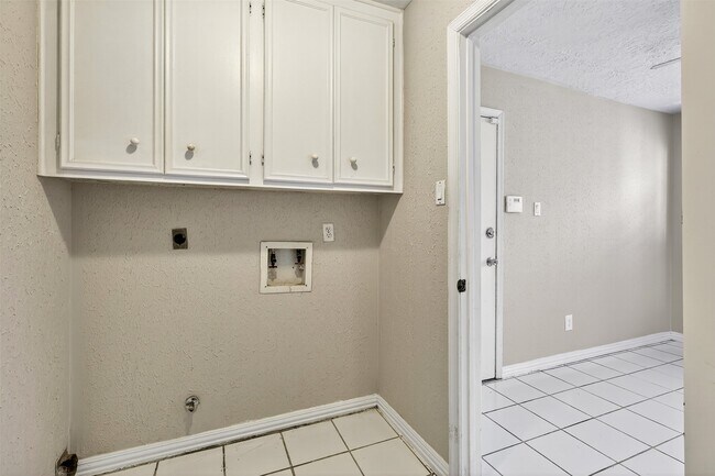 Building Photo - 6030 Gallant Forest Dr