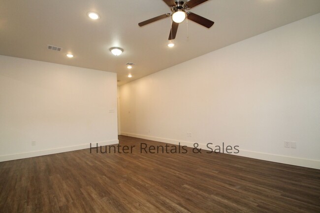 Building Photo - Upscale Three-bedroom Townhome!