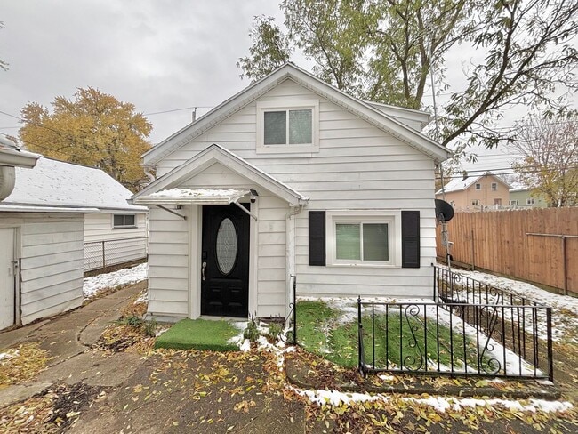 Primary Photo - Furnished 2bd | Free internet 1 year!