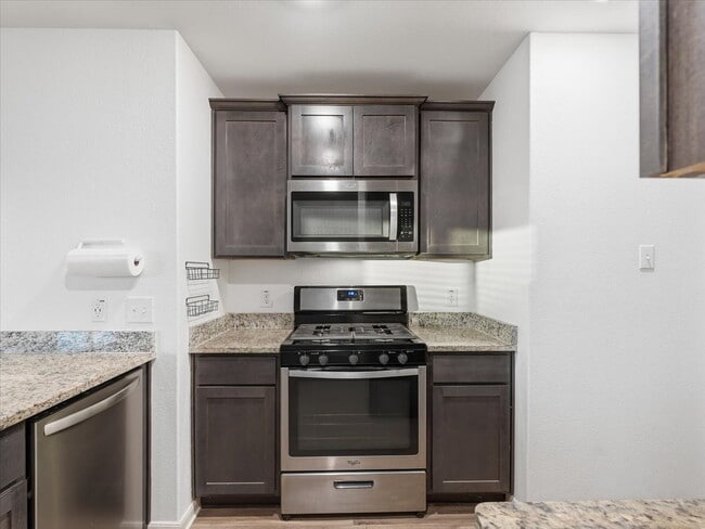 Building Photo - "Charming 3-Bed Oasis with 2 Full Baths in Heath - 1244 Sq Ft of Comfort with Washer/Dryer Includ...