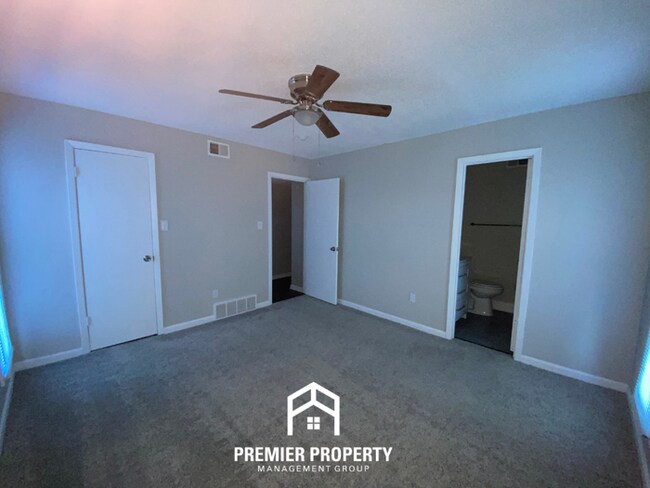 Building Photo - 3 Bedroom Home for Rent in Memphis, TN | Brick Fireplace & Fenced Backyard