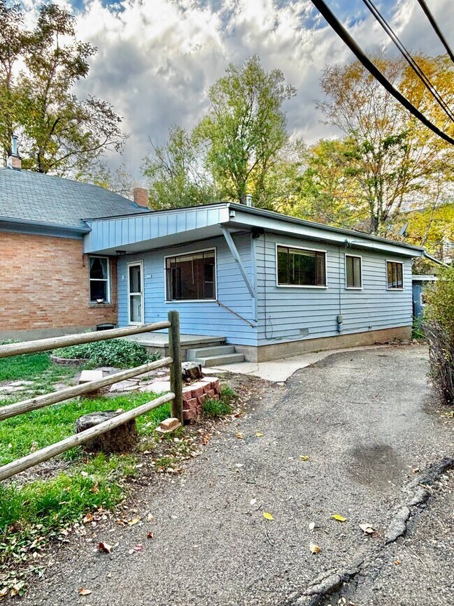 Building Photo - Chic One-Bedroom Getaway in Golden – Comfort, Style & Colorado Adventure!