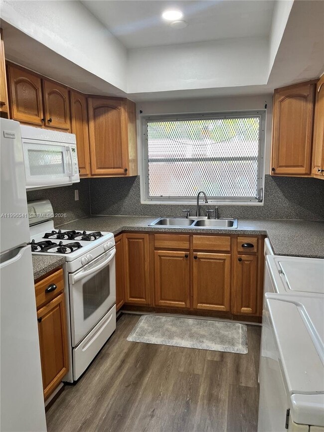 Building Photo - 7411 Twin Sabal Dr